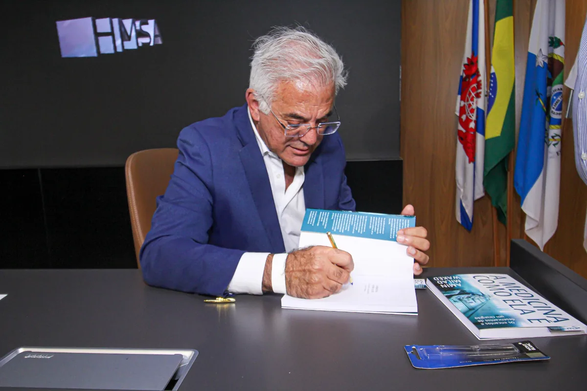 Dr. Amin Milad Waked autografando o livro A Medicina Como Ela É