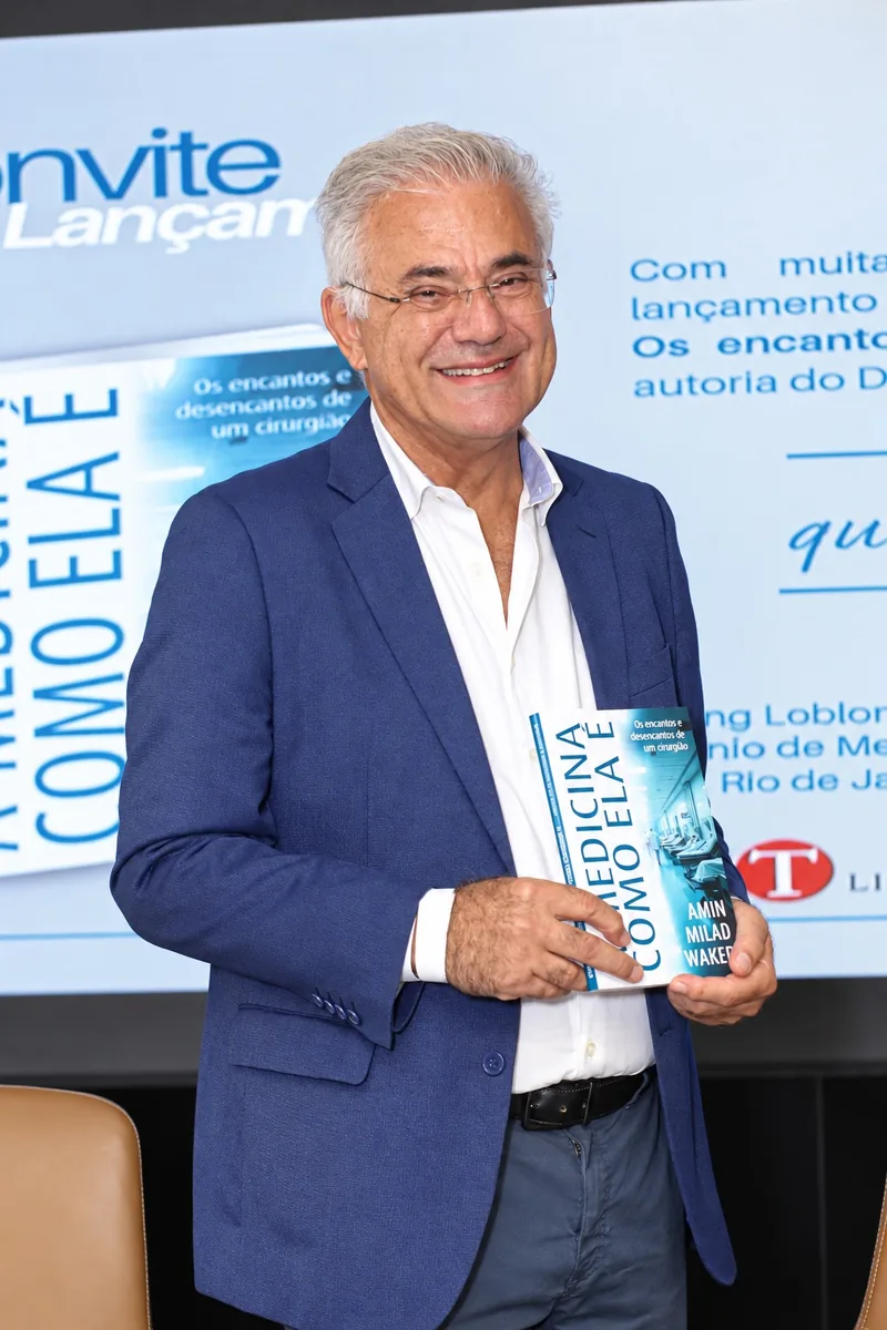 Dr. Amin Milad Waked com o livro A Medicina Como Ela É